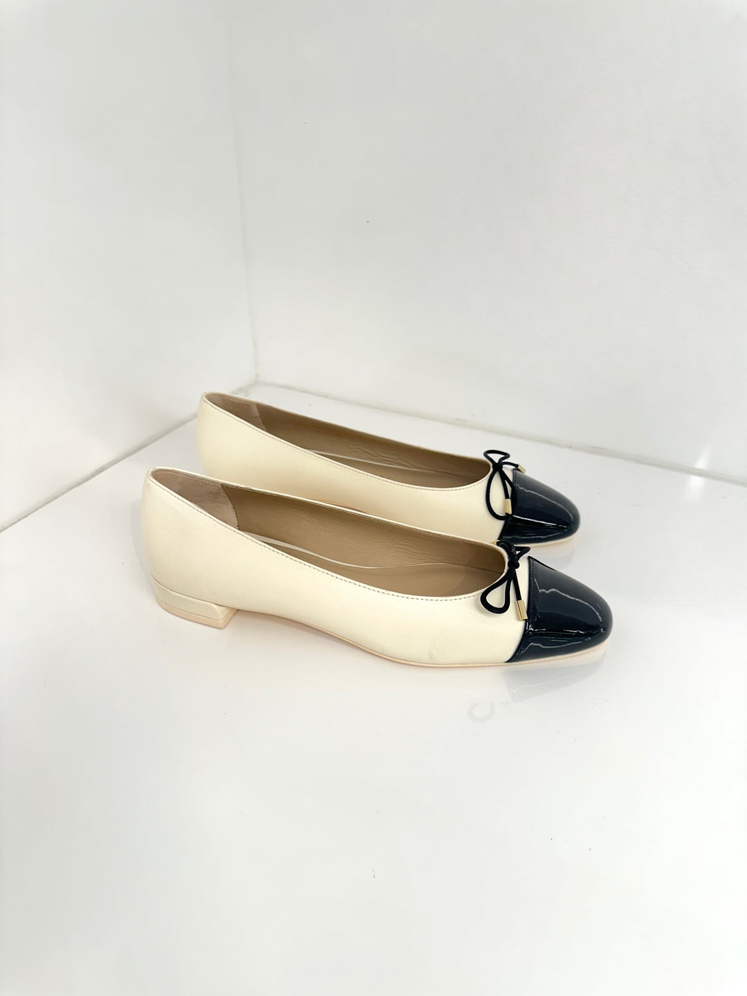 SLEEK BOW FLAT - White/Black