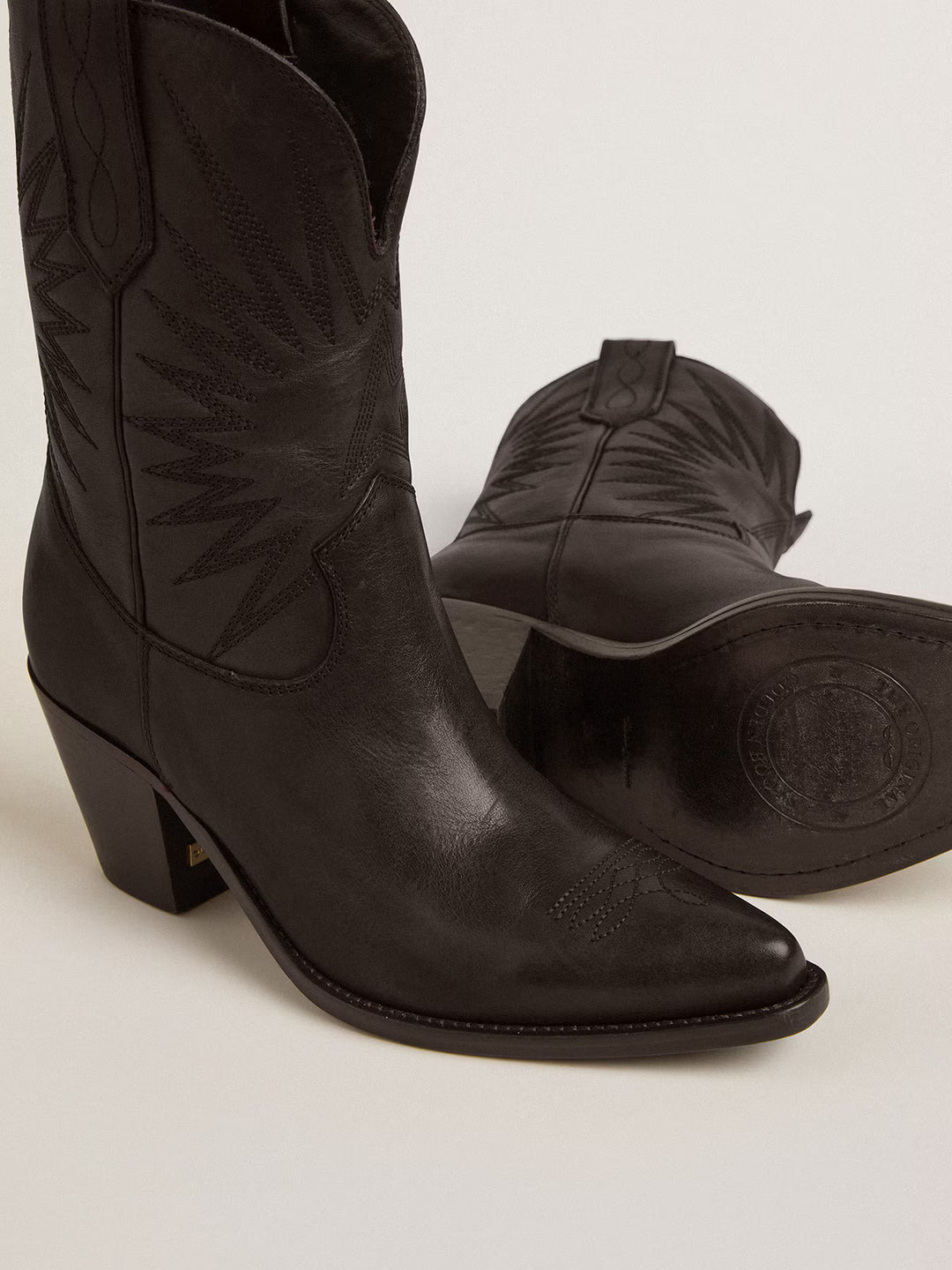 Low Wish Star boots in black leather with tone-on-tone inlay star - Black