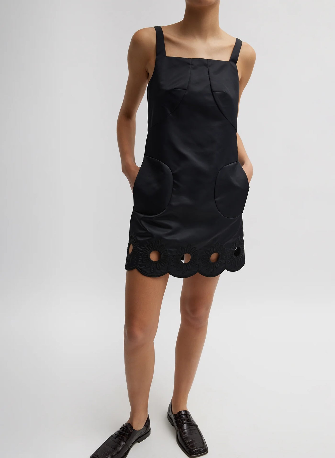 Daisy Embroidery Short Dress - Black